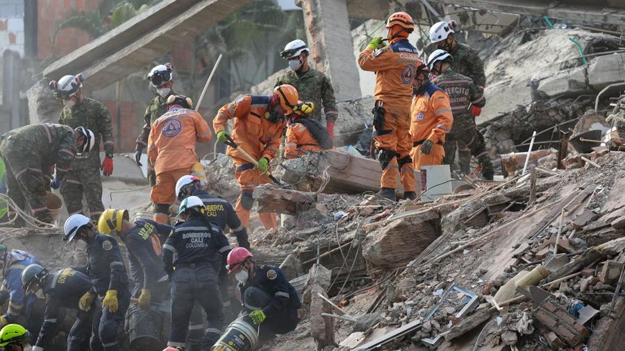 Tim penyelamat bertarung menembus masa kritis 72 jam pertama demi menemukan korban selamat pasca gempa bumi magnitudo 7,4 yang menewaskan 265 jiwa di Kolombia barat, Sabtu (15/8/2026).