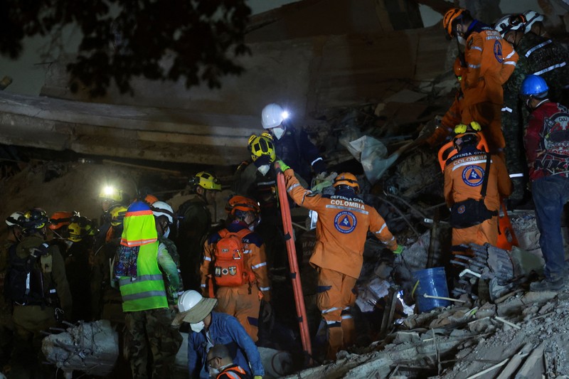 im penyelamat bertarung menembus masa kritis 72 jam pertama demi menemukan korban selamat pasca gempa bumi magnitudo 7,4 yang menewaskan 265 jiwa di Kolombia barat, Sabtu (15/8/2026). (REUTERS/Sergio Acero)