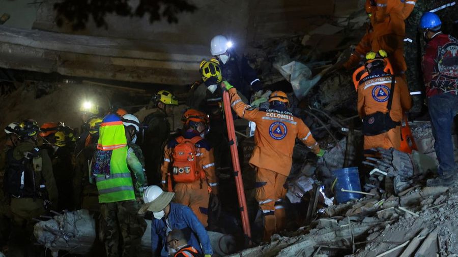 Tim penyelamat bertarung menembus masa kritis 72 jam pertama demi menemukan korban selamat pasca gempa bumi magnitudo 7,4 yang menewaskan 265 jiwa di Kolombia barat, Sabtu (15/8/2026). (REUTERS/Raquel Cunha)