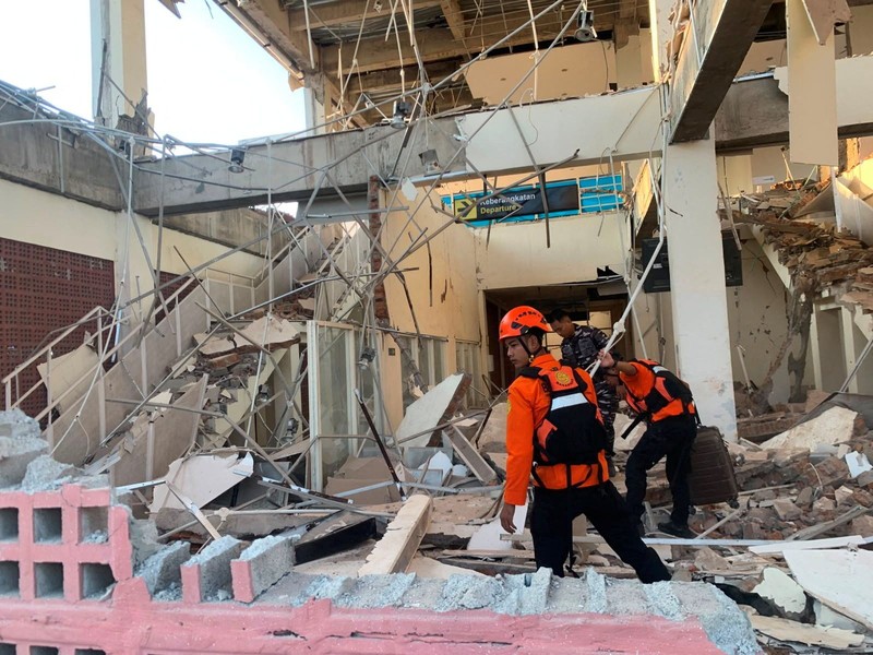 Tim SAR melakukan penyisiran bangunan Pelabuhan Laurentius Say Maumere yang rusak akibat gempa di Kabupaten Sikka, Nusa Tenggara Timur (NTT), Sabtu (15/8/2026). (REUTERS/Stringer)
