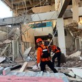 Tim SAR melakukan penyisiran bangunan Pelabuhan Laurentius Say Maumere yang rusak akibat gempa di Kabupaten Sikka, Nusa Tenggara Timur (NTT), Sabtu (15/8/2026). (REUTERS/Stringer)