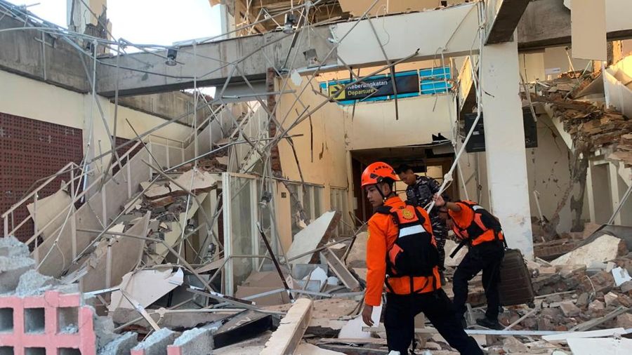 Tim SAR melakukan penyisiran bangunan Pelabuhan Laurentius Say Maumere yang rusak akibat gempa di Kabupaten Sikka, Nusa Tenggara Timur (NTT), Sabtu (15/8/2026). (REUTERS/Stringer)