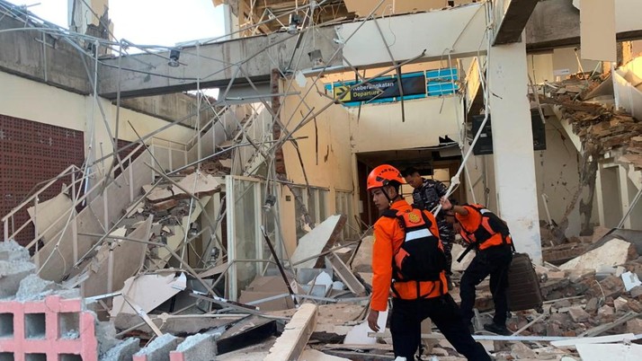 Tim SAR melakukan penyisiran bangunan Pelabuhan Laurentius Say Maumere yang rusak akibat gempa di Kabupaten Sikka, Nusa Tenggara Timur (NTT), Sabtu (15/8/2026). (REUTERS/Stringer)