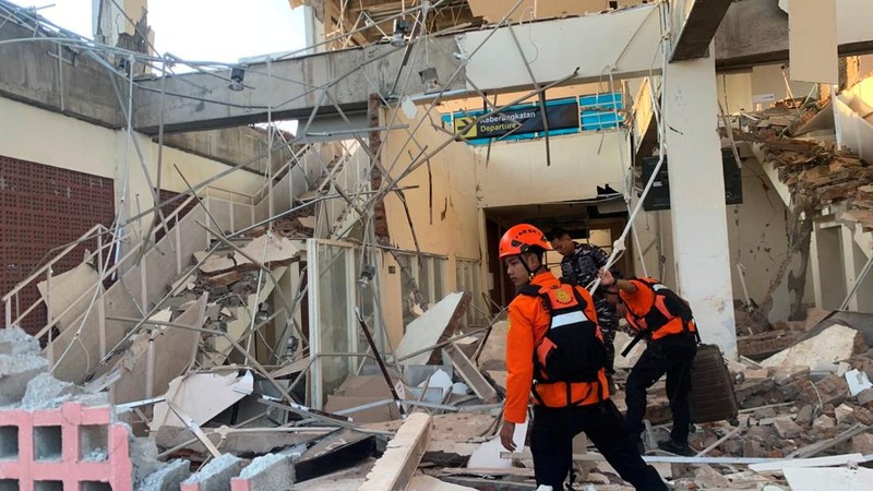 Tim SAR melakukan penyisiran bangunan Pelabuhan Laurentius Say Maumere yang rusak akibat gempa di Kabupaten Sikka, Nusa Tenggara Timur (NTT), Sabtu (15/8/2026). (REUTERS/Stringer)