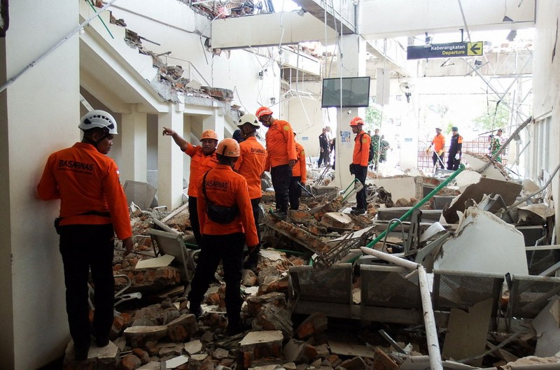 Tim SAR melakukan penyisiran bangunan Pelabuhan Laurentius Say Maumere yang rusak akibat gempa di Kabupaten Sikka, Nusa Tenggara Timur (NTT), Sabtu (15/8/2026). (REUTERS/Stringer)