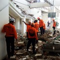 Tim SAR melakukan penyisiran bangunan Pelabuhan Laurentius Say Maumere yang rusak akibat gempa di Kabupaten Sikka, Nusa Tenggara Timur (NTT), Sabtu (15/8/2026). (REUTERS/Stringer)