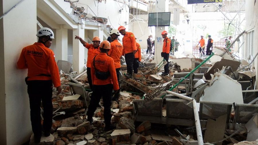 Tim SAR melakukan penyisiran bangunan Pelabuhan Laurentius Say Maumere yang rusak akibat gempa di Kabupaten Sikka, Nusa Tenggara Timur (NTT), Sabtu (15/8/2026). (REUTERS/Stringer)
