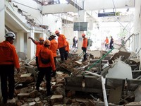 Tim SAR melakukan penyisiran bangunan Pelabuhan Laurentius Say Maumere yang rusak akibat gempa di Kabupaten Sikka, Nusa Tenggara Timur (NTT), Sabtu (15/8/2026). (REUTERS/Stringer)