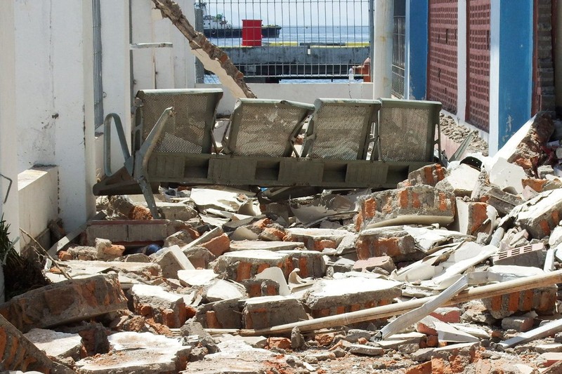Tim SAR melakukan penyisiran bangunan Pelabuhan Laurentius Say Maumere yang rusak akibat gempa di Kabupaten Sikka, Nusa Tenggara Timur (NTT), Sabtu (15/8/2026). (REUTERS/Stringer)