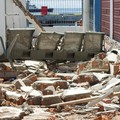 Tim SAR melakukan penyisiran bangunan Pelabuhan Laurentius Say Maumere yang rusak akibat gempa di Kabupaten Sikka, Nusa Tenggara Timur (NTT), Sabtu (15/8/2026). (REUTERS/Stringer)