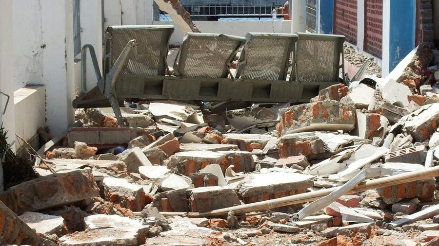 Tim SAR melakukan penyisiran bangunan Pelabuhan Laurentius Say Maumere yang rusak akibat gempa di Kabupaten Sikka, Nusa Tenggara Timur (NTT), Sabtu (15/8/2026). (REUTERS/Stringer)