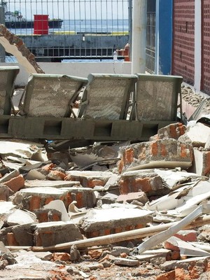 Tim SAR melakukan penyisiran bangunan Pelabuhan Laurentius Say Maumere yang rusak akibat gempa di Kabupaten Sikka, Nusa Tenggara Timur (NTT), Sabtu (15/8/2026). (REUTERS/Stringer)