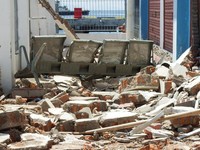 Tim SAR melakukan penyisiran bangunan Pelabuhan Laurentius Say Maumere yang rusak akibat gempa di Kabupaten Sikka, Nusa Tenggara Timur (NTT), Sabtu (15/8/2026). (REUTERS/Stringer)