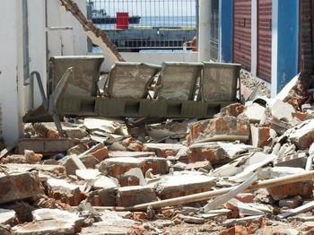 Tim SAR melakukan penyisiran bangunan Pelabuhan Laurentius Say Maumere yang rusak akibat gempa di Kabupaten Sikka, Nusa Tenggara Timur (NTT), Sabtu (15/8/2026). (REUTERS/Stringer)