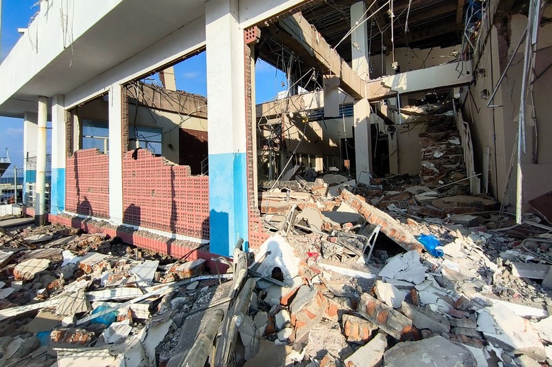 Tim SAR melakukan penyisiran bangunan Pelabuhan Laurentius Say Maumere yang rusak akibat gempa di Kabupaten Sikka, Nusa Tenggara Timur (NTT), Sabtu (15/8/2026). (REUTERS/Stringer)