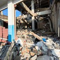 Tim SAR melakukan penyisiran bangunan Pelabuhan Laurentius Say Maumere yang rusak akibat gempa di Kabupaten Sikka, Nusa Tenggara Timur (NTT), Sabtu (15/8/2026). (REUTERS/Stringer)