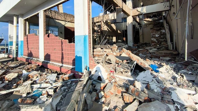 Tim SAR melakukan penyisiran bangunan Pelabuhan Laurentius Say Maumere yang rusak akibat gempa di Kabupaten Sikka, Nusa Tenggara Timur (NTT), Sabtu (15/8/2026). (REUTERS/Stringer)