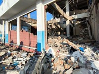 Tim SAR melakukan penyisiran bangunan Pelabuhan Laurentius Say Maumere yang rusak akibat gempa di Kabupaten Sikka, Nusa Tenggara Timur (NTT), Sabtu (15/8/2026). (REUTERS/Stringer)