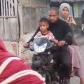 Warga berada di luar rumah mereka setelah gempa berkekuatan magnitudo 7,7 di Talibura, Nusa Tenggara Timur, Indonesia, Sabtu (15/8/2026). (Reuters/REUTERS TV)