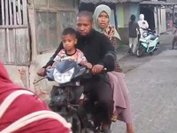 Warga berada di luar rumah mereka setelah gempa berkekuatan magnitudo 7,7 di Talibura, Nusa Tenggara Timur, Indonesia, Sabtu (15/8/2026). (Reuters/REUTERS TV)