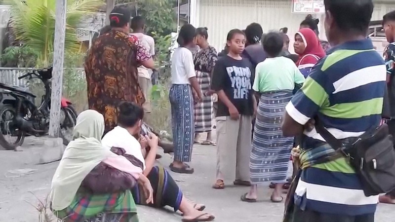 Warga berada di luar rumah mereka setelah gempa berkekuatan magnitudo 7,7 di Talibura, Nusa Tenggara Timur, Indonesia, Sabtu (15/8/2026). (Reuters/REUTERS TV)