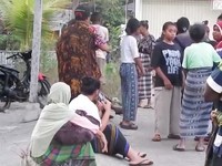 Warga berada di luar rumah mereka setelah gempa berkekuatan magnitudo 7,7 di Talibura, Nusa Tenggara Timur, Indonesia, Sabtu (15/8/2026). (Reuters/REUTERS TV)