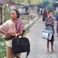 Warga berada di luar rumah mereka setelah gempa berkekuatan magnitudo 7,7 di Talibura, Nusa Tenggara Timur, Indonesia, Sabtu (15/8/2026). (REUTERS/Arnold Welianto)