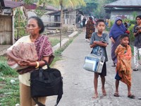 Warga berada di luar rumah mereka setelah gempa berkekuatan magnitudo 7,7 di Talibura, Nusa Tenggara Timur, Indonesia, Sabtu (15/8/2026). (REUTERS/Arnold Welianto)