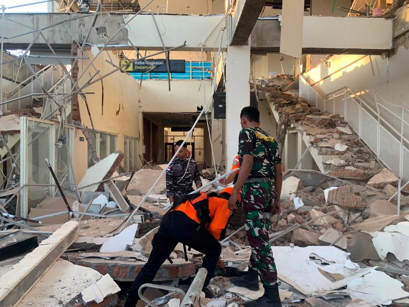 Warga dievakuasi dari bangunan Hotel Jayakarta yang runtuh akibat gempa bermagnitudo 7,7 di Labuan Bajo, Nusa Tenggara Timur, Indonesia, Sabtu (15/8/2026). (REUTERS/Stringer)
