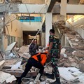 Warga dievakuasi dari bangunan Hotel Jayakarta yang runtuh akibat gempa bermagnitudo 7,7 di Labuan Bajo, Nusa Tenggara Timur, Indonesia, Sabtu (15/8/2026). (REUTERS/Stringer)