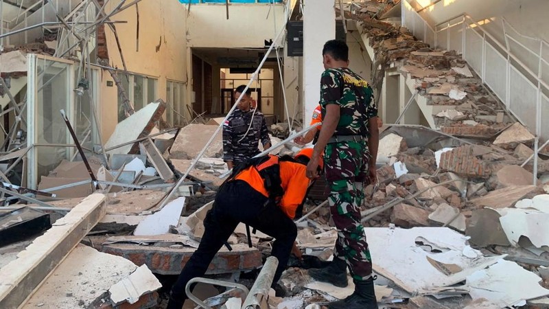 Warga dievakuasi dari bangunan Hotel Jayakarta yang runtuh akibat gempa bermagnitudo 7,7 di Labuan Bajo, Nusa Tenggara Timur, Indonesia, Sabtu (15/8/2026). (REUTERS/Stringer)