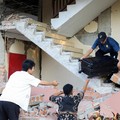 Warga dievakuasi dari bangunan Hotel Jayakarta yang runtuh akibat gempa bermagnitudo 7,7 di Labuan Bajo, Nusa Tenggara Timur, Indonesia, Sabtu (15/8/2026). (REUTERS/Stringer)