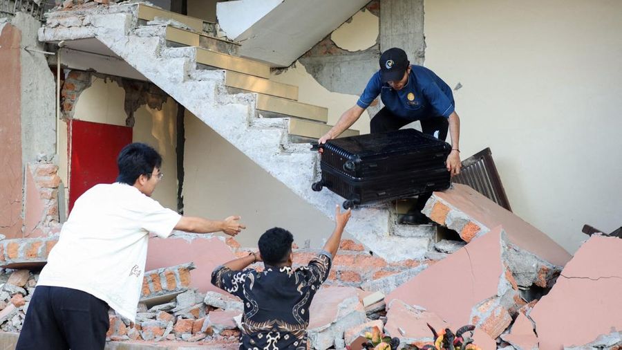 Warga dievakuasi dari bangunan Hotel Jayakarta yang runtuh akibat gempa bermagnitudo 7,7 di Labuan Bajo, Nusa Tenggara Timur, Indonesia, Sabtu (15/8/2026). (REUTERS/Stringer)