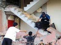 Warga dievakuasi dari bangunan Hotel Jayakarta yang runtuh akibat gempa bermagnitudo 7,7 di Labuan Bajo, Nusa Tenggara Timur, Indonesia, Sabtu (15/8/2026). (REUTERS/Stringer)