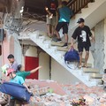 Warga dievakuasi dari bangunan Hotel Jayakarta yang runtuh akibat gempa bermagnitudo 7,7 di Labuan Bajo, Nusa Tenggara Timur, Indonesia, Sabtu (15/8/2026). (REUTERS/Stringer)
