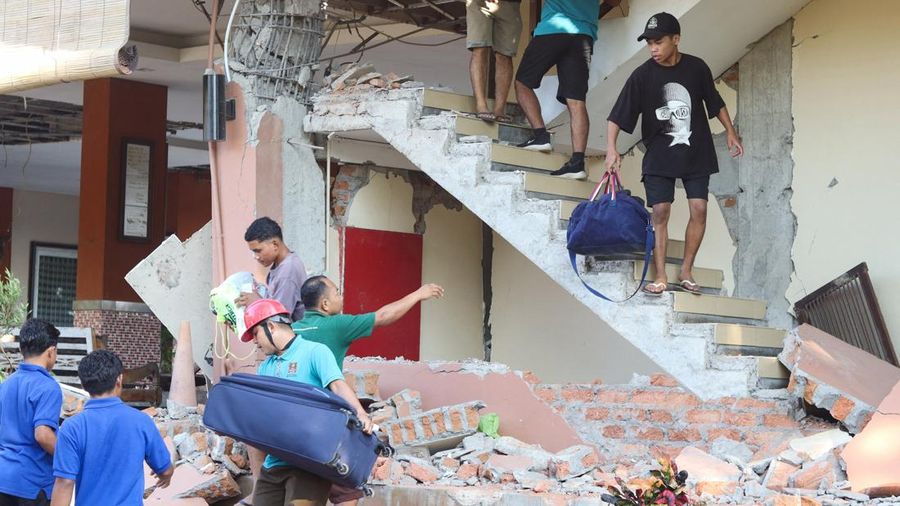 Warga dievakuasi dari gedung Hotel Jayakarta nan runtuh akibat gempa bermagnitudo 7,7 di Labuan Bajo, Nusa Tenggara Timur, Indonesia, Sabtu (15/8/2026). (REUTERS/Stringer)