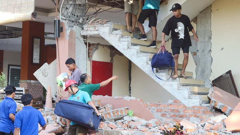Warga dievakuasi dari bangunan Hotel Jayakarta yang runtuh akibat gempa bermagnitudo 7,7 di Labuan Bajo, Nusa Tenggara Timur, Indonesia, Sabtu (15/8/2026). (REUTERS/Stringer)