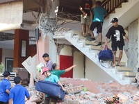 Warga dievakuasi dari bangunan Hotel Jayakarta yang runtuh akibat gempa bermagnitudo 7,7 di Labuan Bajo, Nusa Tenggara Timur, Indonesia, Sabtu (15/8/2026). (REUTERS/Stringer)