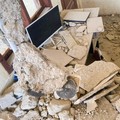 Warga dievakuasi dari bangunan Hotel Jayakarta yang runtuh akibat gempa bermagnitudo 7,7 di Labuan Bajo, Nusa Tenggara Timur, Indonesia, Sabtu (15/8/2026). (REUTERS/Stringer)