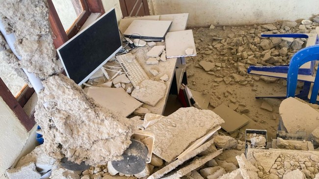 Potret Terkini Usai Gempa M 7,7 di NTT, Hotel Roboh-Warga Dievakuasi