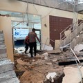 Warga dievakuasi dari bangunan Hotel Jayakarta yang runtuh akibat gempa bermagnitudo 7,7 di Labuan Bajo, Nusa Tenggara Timur, Indonesia, Sabtu (15/8/2026). (REUTERS/Stringer)