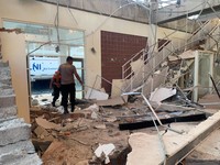 Warga dievakuasi dari bangunan Hotel Jayakarta yang runtuh akibat gempa bermagnitudo 7,7 di Labuan Bajo, Nusa Tenggara Timur, Indonesia, Sabtu (15/8/2026). (REUTERS/Stringer)