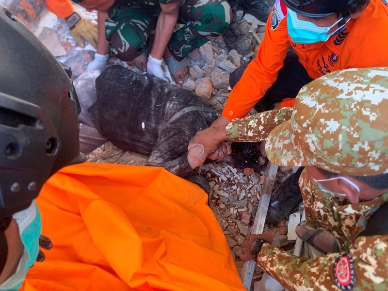Warga dievakuasi dari bangunan Hotel Jayakarta yang runtuh akibat gempa bermagnitudo 7,7 di Labuan Bajo, Nusa Tenggara Timur, Indonesia, Sabtu (15/8/2026). (REUTERS/Stringer)