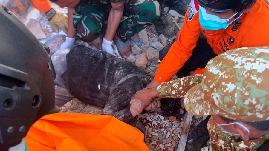 Warga dievakuasi dari gedung Hotel Jayakarta nan runtuh akibat gempa bermagnitudo 7,7 di Labuan Bajo, Nusa Tenggara Timur, Indonesia, Sabtu (15/8/2026). (REUTERS/Stringer)