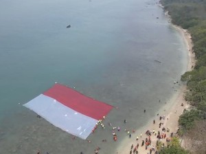 Peringati HUT Ke-81 RI, Merah Putih Raksasa Dikibarkan di Laut Merak