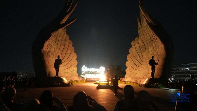 Dalam rangka memperingati Hari Ulang Tahun ke-80 Kemerdekaan Republik Indonesia, Kepala Otorita Ibu Kota Nusantara (IKN), Basuki Hadimuljono, memimpin Apel Kehormatan dan Renungan Suci di Taman Kusuma Bangsa, Kawasan Inti Pusat Pemerintahan (KIPP) IKN, Penajam Paser, Kalimantan Timur, Sabtu (16/08/2026) malam. (CNBC Indonesia/Tias Budiarto)