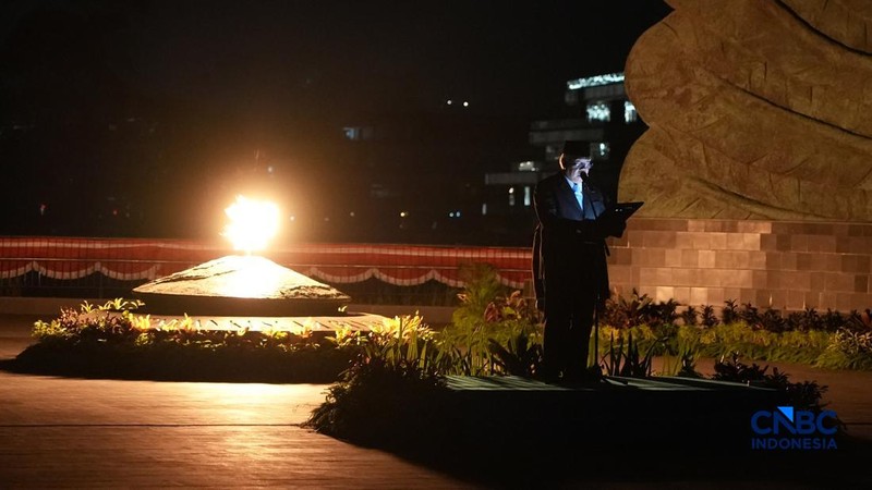 Dalam rangka memperingati Hari Ulang Tahun ke-80 Kemerdekaan Republik Indonesia, Kepala Otorita Ibu Kota Nusantara (IKN), Basuki Hadimuljono, memimpin Apel Kehormatan dan Renungan Suci di Taman Kusuma Bangsa, Kawasan Inti Pusat Pemerintahan (KIPP) IKN, Penajam Paser, Kalimantan Timur, Sabtu (16/08/2026) malam.