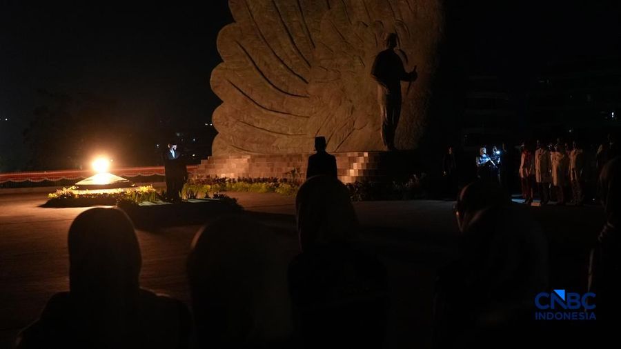 Dalam rangka memperingati Hari Ulang Tahun ke-80 Kemerdekaan Republik Indonesia, Kepala Otorita Ibu Kota Nusantara (IKN), Basuki Hadimuljono, memimpin Apel Kehormatan dan Renungan Suci di Taman Kusuma Bangsa, Kawasan Inti Pusat Pemerintahan (KIPP) IKN, Penajam Paser, Kalimantan Timur, Sabtu (16/08/2026) malam.