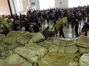 Melihat Riuhnya Petani Serbu Gudang Tembakau Usai Panen di Pamekasan