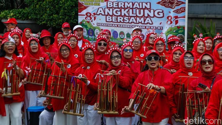 Lansia Tak Kalah Semangat, Angklung Meriahkan CFD Jakarta Jelang HUT RI